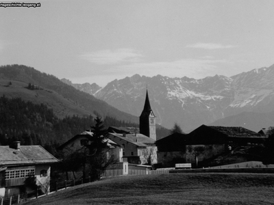 Datei-Vorschaubild - Schachermayer-Dominik_Lederer Postamt Kirchenwirt Kirche_1955.jpg