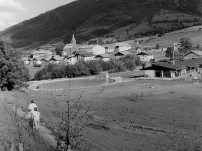Datei-Vorschaubild - Steidl-Albert_Schwimmbad Kabinengebäude Dorf_1968.jpg