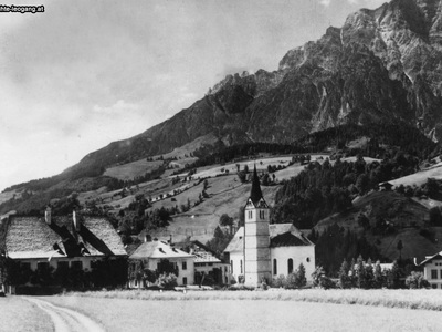 Datei-Vorschaubild - Eder-Alois_Ortsansicht Pfarrhof Schulhaus-Alt Kirche Schule_1927.jpg