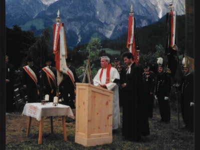 Datei-Vorschaubild - Bergbaumuseum_Weihe Hoyer-Gedenkkreuz Commandeur-Piet_1996.jpg
