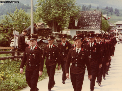 Datei-Vorschaubild - Schulchronik_Fahnenweihe Spielberger Feuerwehr_1965.jpg