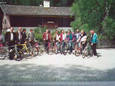 Datei-Vorschaubild - Gemeindeamt_Radfahrertruppe Eröffnungsfahrt_1973.jpg