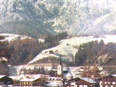 Datei-Vorschaubild - Bergbaumuseum_Winter Dorf Mayrhofer-Umbauten Sonnberg_1985.jpg