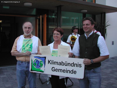 Datei-Vorschaubild - Gemeindeamt_Beitritt Klimabündnis-Gemeinde_2004.jpg