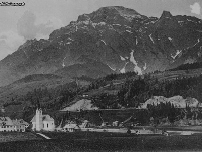 Datei-Vorschaubild - Wirthmiller_Ortsansicht Birnhorn Pfarrhof Schulhaus Hutter Kirche Madreiter Schlemmer_1903.jpg