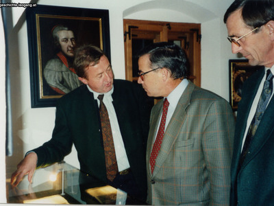 Datei-Vorschaubild - Bergbaumuseum_Mayrhofer-Hermann Buchleitner-Gerhard Landeshauptmann-Stv_1996.jpg