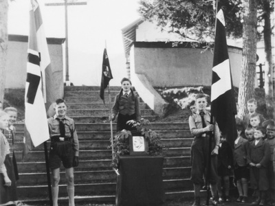 Datei-Vorschaubild - Unger-Richard_HJ-Feier Kriegerdenkmal_1943.jpg