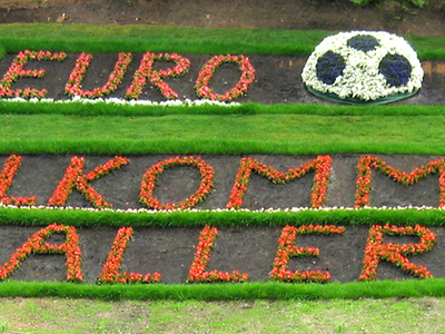Datei-Vorschaubild - Krallerhof_Euro-2008 Willkommen-Blumenrabatt_2008.jpg