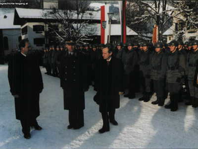 Datei-Vorschaubild - Gemeindeamt_Paradeaufstellung Kirchplatz Scheiber-Matthias Militärkommandant Haslauer-Wilfried_1988.jpg