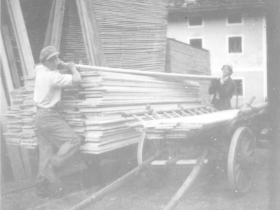 Datei-Vorschaubild - Hartl-Martin_Verladen Bretter Pferdewagen_1938.jpg