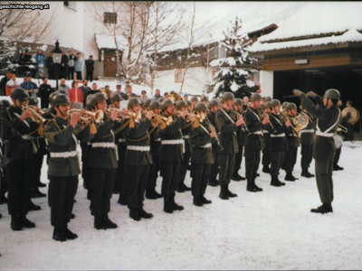 Datei-Vorschaubild - Gemeindeamt_Militärmusik Schulplatz_1988.jpg