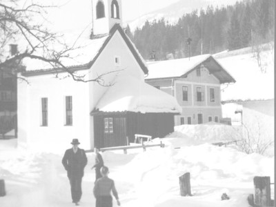 Datei-Vorschaubild - Porsche_Annakapelle Hütten Schule Winter_1955.jpg