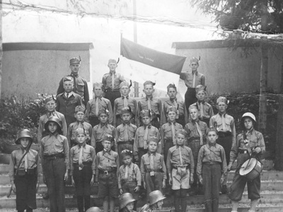 Datei-Vorschaubild - Steidl-Albert_Jungvaterland Kriegerdenkmal Gruppenbild_1936.jpg