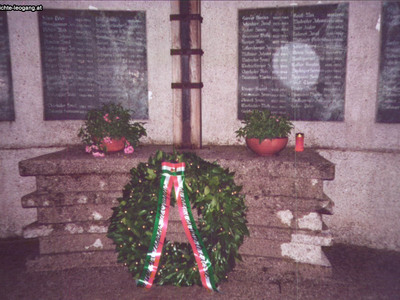 Datei-Vorschaubild - Höck-Leonhard_Alpini Crespano-del-Grappa Kranzniederlegung Kriegerdenkmal_2000.jpg