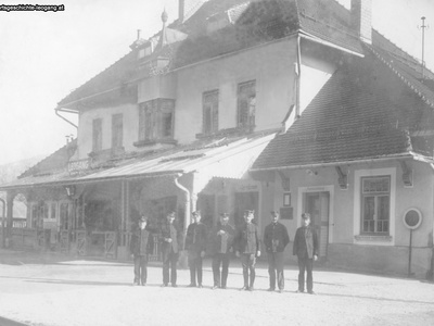 Datei-Vorschaubild - Weißbacher-Gertraud_Mannschaft Bayer-Johann Riedlsperger-Schredl Bahnhof-Leogang_1920.jpg