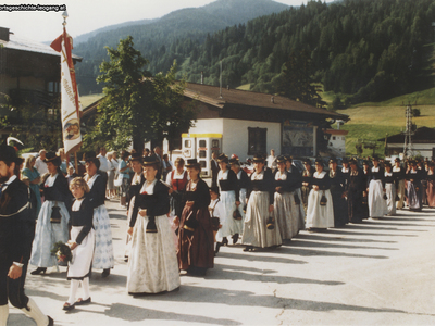 Datei-Vorschaubild - Katholische-Frauenschaft_Festzug_1992.jpg