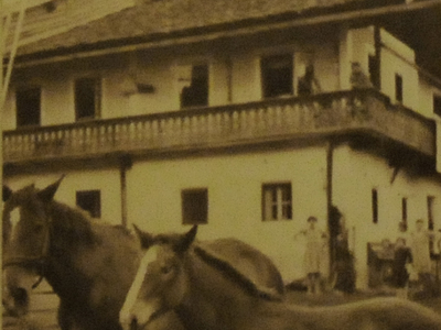 Datei-Vorschaubild - Krallerhof_Bauernhaus Pferde_1935.jpg
