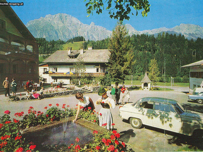Datei-Vorschaubild - Höck-Leonhard_Napiralabrunnen Gasthaus Handlung-Empl Raiffeisenkasse Leonhardikapelle_1965.jpg