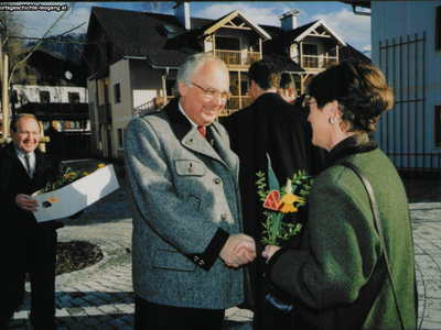 Datei-Vorschaubild - Gemeindeamt_Stadlbauer-Siedlung Scheiber-Matthias Schausberger-Franz Hammerschmied-Rathgeb-Helga_1998.jpg