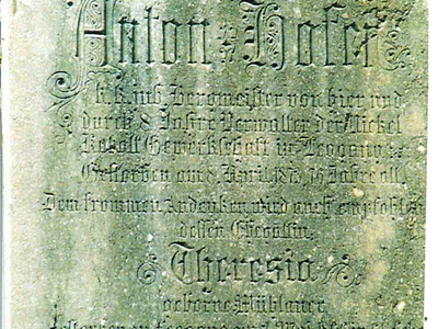 Datei-Vorschaubild - Bergbaumuseum_Grabstein Hofer-Anton Verwalter Ni-Co-Gewerkschaft-Leogang_1873.jpg