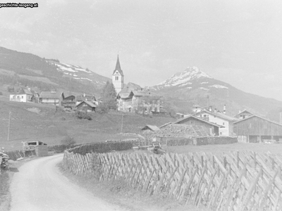 Datei-Vorschaubild - Eder-Alois_Ortseinfahrt Pfarrhof Schwaiger Kaihäusl Kirche Schule Spielberg_1943.jpg