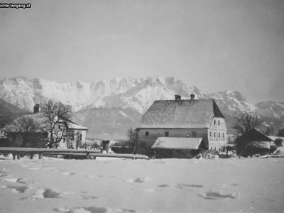 Datei-Vorschaubild - Gemeindeamt_Holzhütte Pfarrhof Waschhütte Schulhaus-Alt_1935.jpg