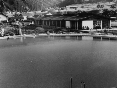 Datei-Vorschaubild - Steidl-Albert_Schwimmbad Kabinengebäude.1_1968.jpg