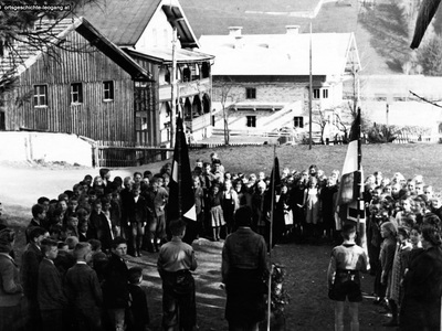 Datei-Vorschaubild - Schulchronik_Hitlers-Geburtstag Schulplatz Feuerwehrhütte Gasthaus-Madreiter Empl-Rohbau_1941.jpg