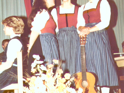 Datei-Vorschaubild - Bildungswerk_Leoganger-Dreigesang Lederer-Ilse Winnerroiter-Regina_1982.jpg