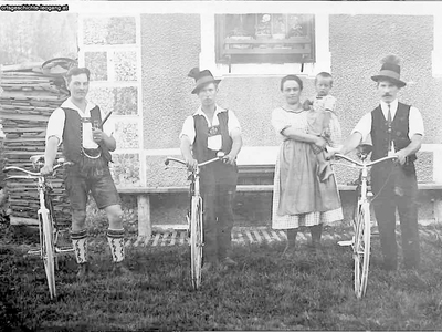 Datei-Vorschaubild - Bergbaumuseum_Radfahrer Troger_1905.jpg