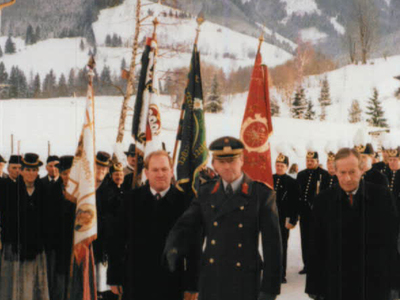 Datei-Vorschaubild - Gemeindeamt_Scheiber-Matthias Militärkommandant Haslauer-Wilfried Kirchplatz_1988.jpg