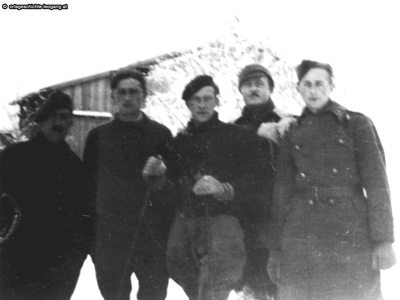 Datei-Vorschaubild - Duclercq-Francois_Moniez-Clement zweiter-von-links Französische-Gefangene Vorderriedbauer_1942.jpg