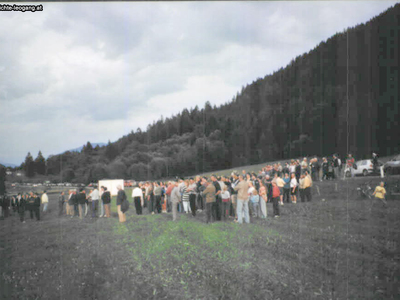 Datei-Vorschaubild - Gemeindeamt_Demonstranten.1_1993.jpg