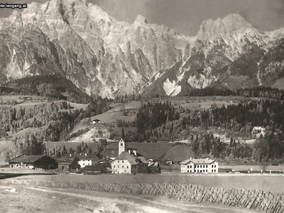 Datei-Vorschaubild - Bergbaumuseum_Kirchenwirt Hutter Kirche Pfarrhof Schule-neu_1928.jpg