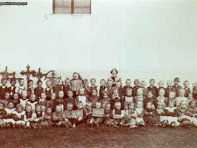 Datei-Vorschaubild - Schulchronik_Erste-Klasse Standl-Angela_1909.jpg