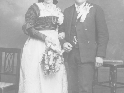 Datei-Vorschaubild - Kirchenwirt_Stöckl-Georg Madreiter-Magdalena Hochzeit_1914.jpg