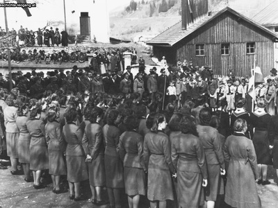 Datei-Vorschaubild - Neidhart-Liselotte_Hitlers-Geburtstag Schulplatz Feuerwehrzeugstätte_1942.jpg