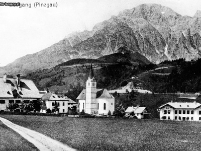 Datei-Vorschaubild - Bergbaumuseum_Pfarrhof Schule-alt Hutter Madreiter Kirche Schule-neu Hangarbeiten Zweites-Gleis_1916.jpg