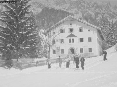 Datei-Vorschaubild - Seyffertitz_Badhaus Schifahrer_1937.jpg