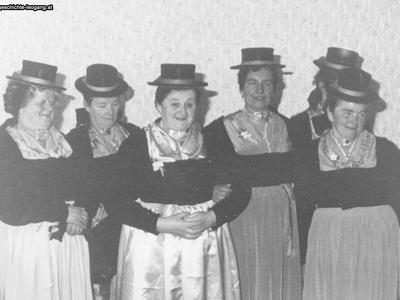 Datei-Vorschaubild - Höck-Leonhard_Hutter-Anna Madreiter-Elisabeth Riedlsperger-Katharina Hirschbichler-Gertraud Empl-Vorderiedbäurin_1963.jpg