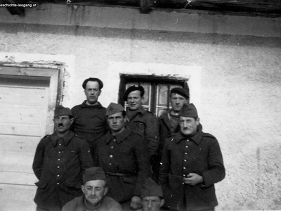 Datei-Vorschaubild - Bergbaumuseum_Französische-Gefangene Duclercq-Francois vorne-links_1943.jpg