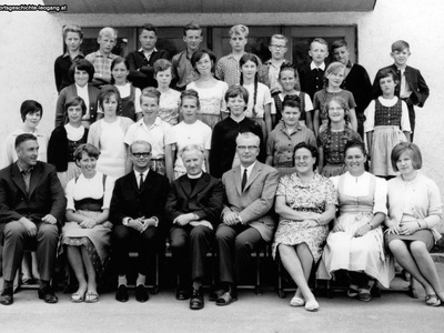 Datei-Vorschaubild - Schulchronik_Abschlussklasse Lindinger-Gundula Landerer-Helmut Löcker-Johann Steinkogler-Maria Keil-Sophie Macho-Margarethe Höck-Leonhard Macho-Hans_1966.jpg