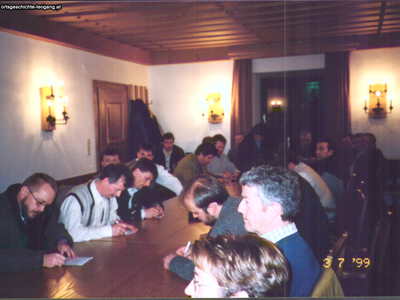 Datei-Vorschaubild - Gemeindeamt_Gemeinderatssitzung fleißige-Schreiber_1999.jpg