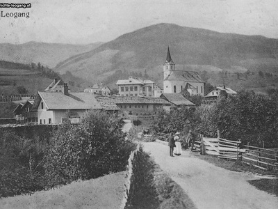 Datei-Vorschaubild - Bergbaumuseum_Bäckerwirt Pfarrhof Schule-alt Schule-neu Kirche Madreiter_1910.jpg