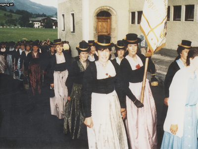 Datei-Vorschaubild - Katholische-Frauenschaft_Festzug Amtseinführung Commandeur-Piet_1987.jpg