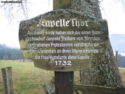 Datei-Vorschaubild - Schwaiger-Alois_Emigrations-Kapelle Thor Saalfelden Inschrift_2005.jpg