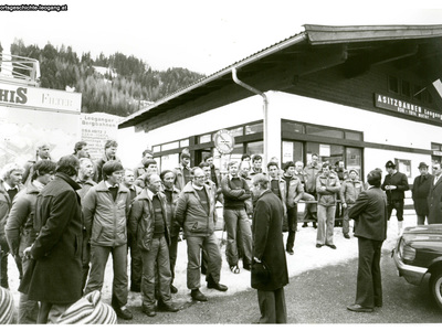 Datei-Vorschaubild - Bergbahn_Haslauer-Wilfried Bergbahn-Mannschaft Talstation.jpg