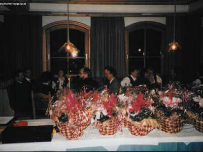 Datei-Vorschaubild - Gemeindeamt-Leogang_Ehrentisch Blumen_1996.jpg