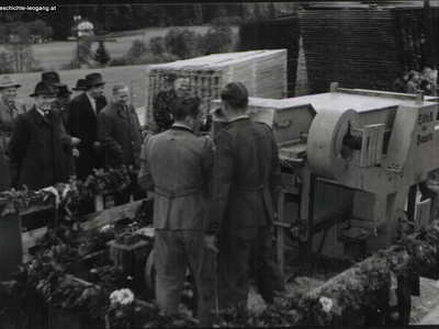 Datei-Vorschaubild - Katholische-Frauenschaft_Festzug Bauernschaft Dreschmaschine_1952.jpg