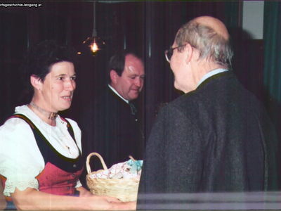 Datei-Vorschaubild - Gemeindeamt_Herzog-Annemarie Scheiber-Matthias Habsburg-Otto_1995.jpg